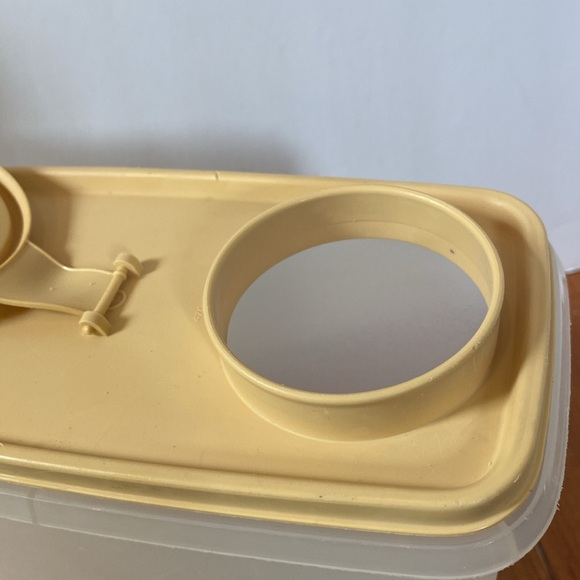 VTG 13 cup 469-6 Tupperware cereal keeper storage container pour gold lid - Picture 6 of 8